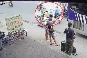 Người phụ nữ chuẩn bị lên xe khách bị giật dây chuyền trên Quốc lộ 1