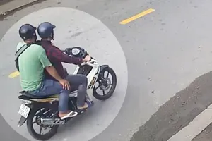 Xi mạ dây chuyền vàng nhưng vẫn bị cướp giật, té ngã