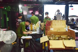 Công an kiểm tra quán cà phê, pub ở Phố Tây, bắt 6 người bán ma túy