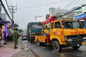 Va chạm với xe chở rác được xe cứu hộ kéo, người đàn ông tử vong