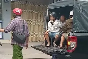 11 người đập khóa, phá camera an ninh nhà dân bị mời làm việc