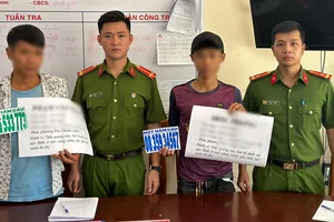 Dán 5.000 tờ quảng cáo/ đêm, bị bắt phải gỡ từng tờ