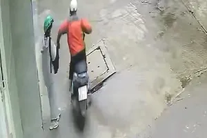 Thanh niên canh chừng, giật điện thoại của cô gái trước ký túc xá