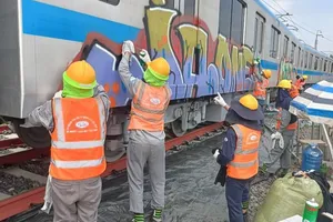 2 người nước ngoài vẽ graffiti lên tàu metro số 1