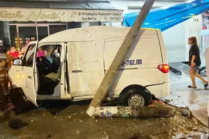 Ô tô nghi đuổi cướp tông nhiều xe máy và làm gãy cột điện ở Bình Tân