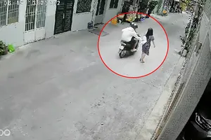 Người phụ nữ bất lực đuổi kẻ cướp khi bị giật túi xách ở quận 10