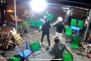 Ném bom xăng, rượt chém người như phim chỉ vì tiếng nẹt pô