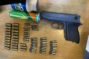 Thanh niên giấu súng trong căn nhà trồng hàng chục cây cần sa ở Bình Tân