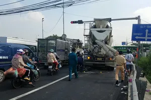 Xe bồn lao vào đám đông đang dừng đèn đỏ ở Bình Chánh