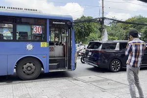 Xe buýt mất phanh tông xe buýt và nhiều ô tô dừng đèn đỏ