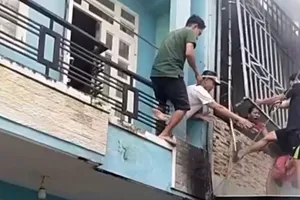 Cháy nhà, ba người mắc kẹt được giải cứu