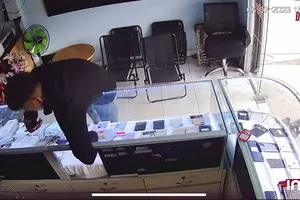 Thản nhiên mở tủ trưng bày, lấy trộm 2 điện thoại ở Bình Chánh