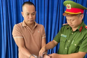 Tạt sơn trả thù việc 'đánh chó phóng uế', bị công an phát hiện cho vay lãi nặng