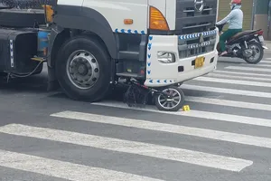 Người phụ nữ đi xe đạp điện bị container cán tử vong 