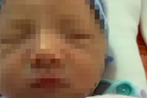 Người phụ nữ phát hiện bé trai sơ sinh bị kiến bám trên lề đường