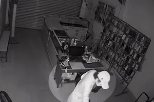 Nghi trộm leo từ giếng trời lấy hàng chục điện thoại ở quận 12