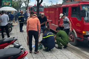 5 công nhân thoát nước ngạt khí thương vong ở dưới cống