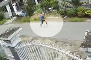 Người đàn ông chạy bộ đuổi bắt trộm xe máy