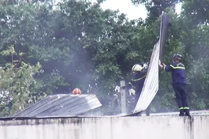 Cháy kho chứa hàng ly chén… cảnh sát dỡ mái tôn dập lửa