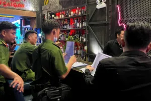 Công an kiểm tra hàng loạt nhà hàng, quán bar ở Phố đi bộ