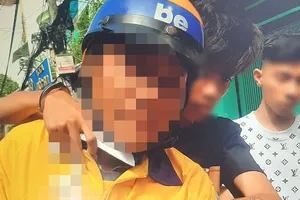 Tài xế xe ôm công nghệ kể khoảnh khắc bị cướp dí dao vào cổ ở quận 3