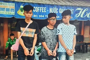 Nhóm 3 thanh niên dí dao vào cổ tài xế xe ôm để cướp ở quận 3