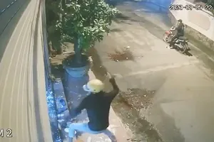 Nhắc nhở chạy xe, bị chém cửa kính, camera an ninh