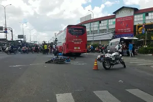 Hai vợ chồng đi xe máy va chạm xe khách, 1 người bị cán tử vong