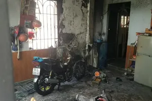 Cháy nhà vắng chủ, người dân kịp thời dập tắt