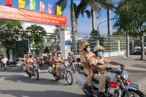 Công an tổng kiểm soát xe vận tải khách, xe container ở TP.HCM