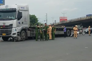 Xe đầu kéo cán chết 2 người ở vòng xoay Nguyễn Văn Linh