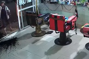 Hàn gắn tình cảm bất thành, người đàn ông tạt sơn tiệm tóc của vợ cũ