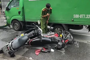 Chiếc xe tải tông một xe máy trên đường Phan Văn Trị, quận Gò Vấp rồi lao sang phần đường ngược lại tông trúng hai xe máy khác.