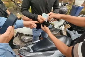 Ném gạch, khủng bố quán cà phê để đòi 200 triệu tiền ‘bảo kê’