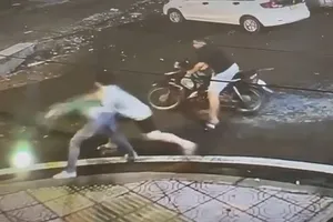 Dùng 2 USD trả tiền xe ôm không thành, đánh đập tài xế cướp tài sản