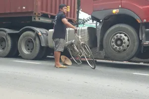 Dắt xe đạp băng qua đường, bị xe container cuốn vào gầm