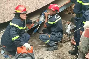 Lực lượng chức năng chạy đua với thời gian để giải cứu hai người mắc kẹt ra ngoài. Ảnh: CA