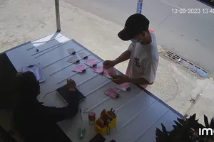 Dàn cảnh lấy hơn 200 tờ vé số và 7,5 triệu của 1 phụ nữ 62 tuổi