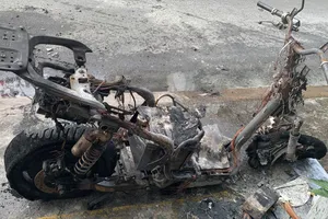 Xe máy điện bốc cháy khi đang chạy, dân dùng 10 bình cứu hỏa dập bất thành