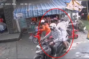 Hai thanh niên tạt mắm tôm vào quầy thịt heo ở Bình Tân