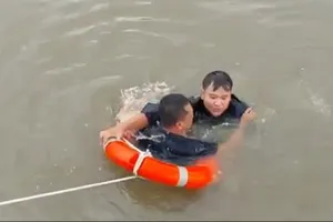 Thanh niên nhảy cầu Kênh Tẻ tự tử may mắn được cảnh sát cứu