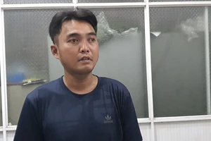 Thanh niên cướp giật điện thoại của bé trai 9 tuổi bật khóc ở trụ sở công an