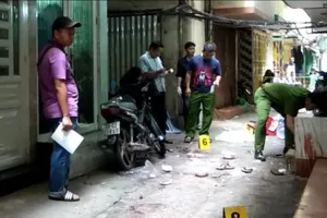 Người đàn ông cầm chai vỡ đâm trọng thương 2 công an ở quận 12