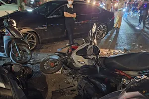 Ô tô tông nhiều xe máy dừng chờ đèn đỏ đường Trường Chinh, nhiều người bị thương