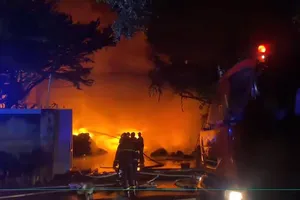 Điều tra vụ cháy kho vải vụn 1.300 m2 ở Hóc Môn lúc nửa đêm