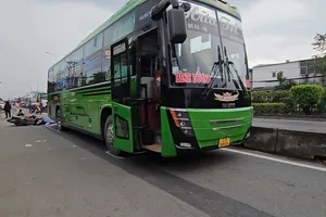 Nghi va chạm với xe khách, người phụ nữ quê Bến Tre bị cán tử vong