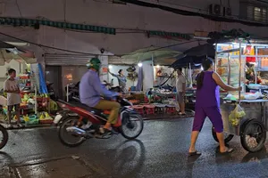 Người đàn ông bán gà, vịt bị chém gục ở đường Hồ Văn Long