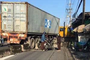 Xe container lao qua làn xe máy, tông chết nữ công nhân đang đi làm