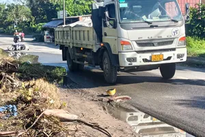 Nam bảo vệ bị xe tải cán đứt cánh tay ở Củ Chi