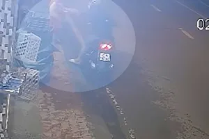 Vờ mua thuốc rồi cướp giật dây chuyền vàng ở Bình Chánh